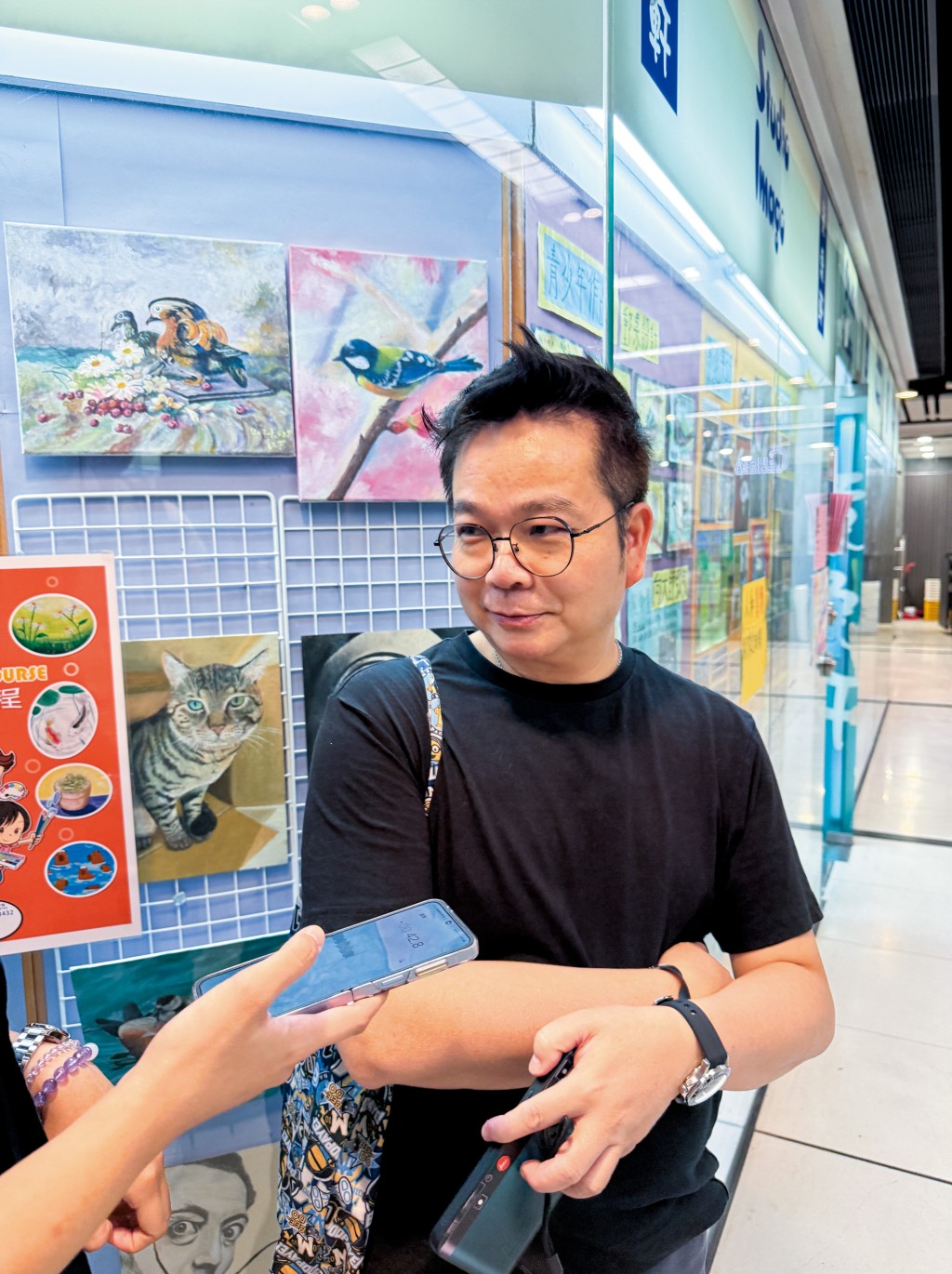 網購常客王先生認為，淘寶的貨品選擇和品質優於拼多多，但拼多多的低價優勢讓他更傾向在該平台消費。