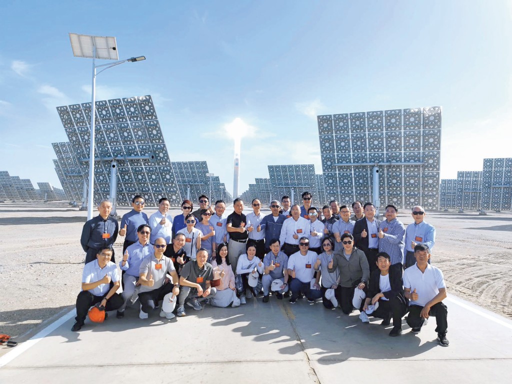 一行三十五名港區人大代表,日前到甘蕭視察再生能源。 一行三十五名港區人大代表,日前到甘蕭視察再生能源。