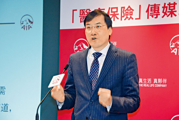 友邦區域首席執行官及集團首席分銷總監陳榮聲指內地訪客來港買保險意欲高漲，若再減息會進一步提升本港保險產品的吸引力。