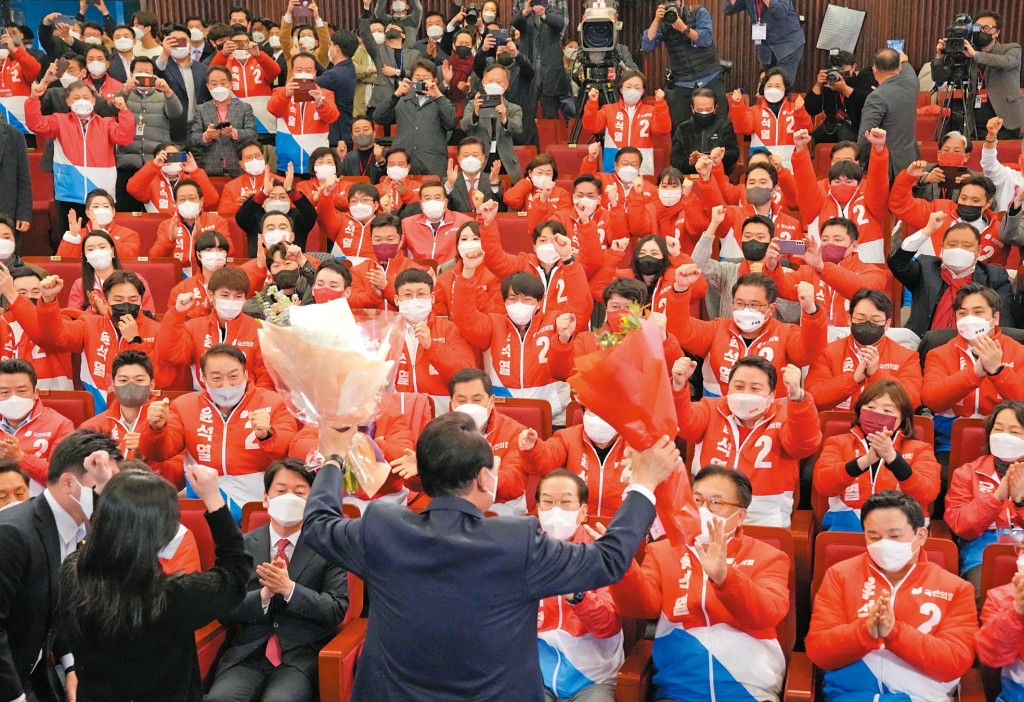 南韓檢方懷疑，韓鶴子在二二年大選前疑動用教會資金，非法提供政治獻金給國民力量黨。