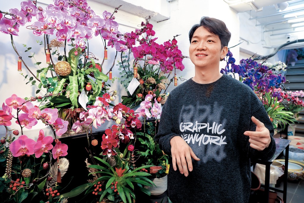 有花墟花店負責人Jayden指，其店今年推出特別色彩蝴蝶蘭花，並在設計內加入泰國入口植物，增加亮點。