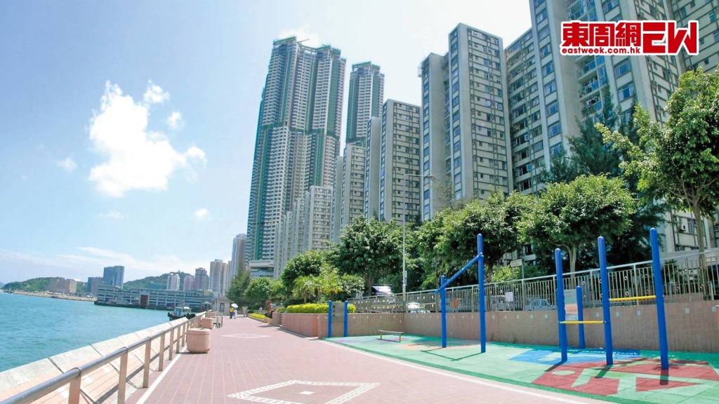 鰂魚涌公園及西灣河海濱公園，現時由康文署採用傳統管理模式管轄，部分並無單車徑或寵物公園等設施。