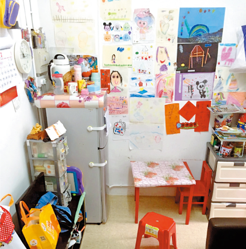 除了玩玩具的地方,張女士更在「樂屋」小客廳佈置一張小書枱,給當時就讀幼稚園的子女做功課及畫畫,牆上更貼滿了他們的作品。 除了玩玩具的地方,張女士更在「樂屋」小客廳佈置一張小書枱,給當時就讀幼稚園的子女做功課及畫畫,牆上更貼滿了他們的作品。