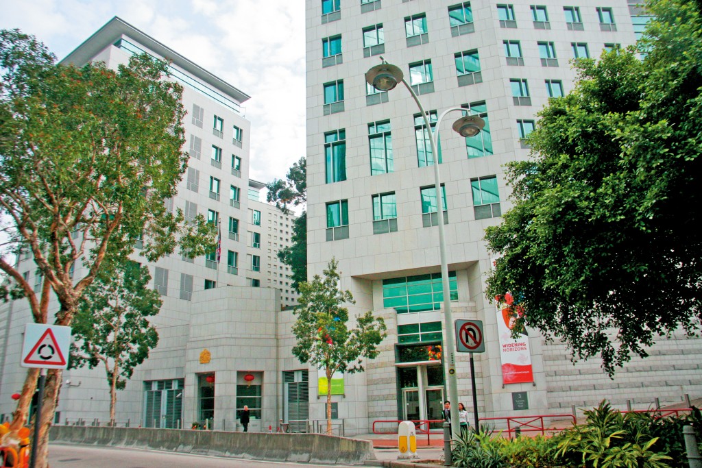 英國領事館的地契在二○四七年到期，須按新例條件為地契續期。