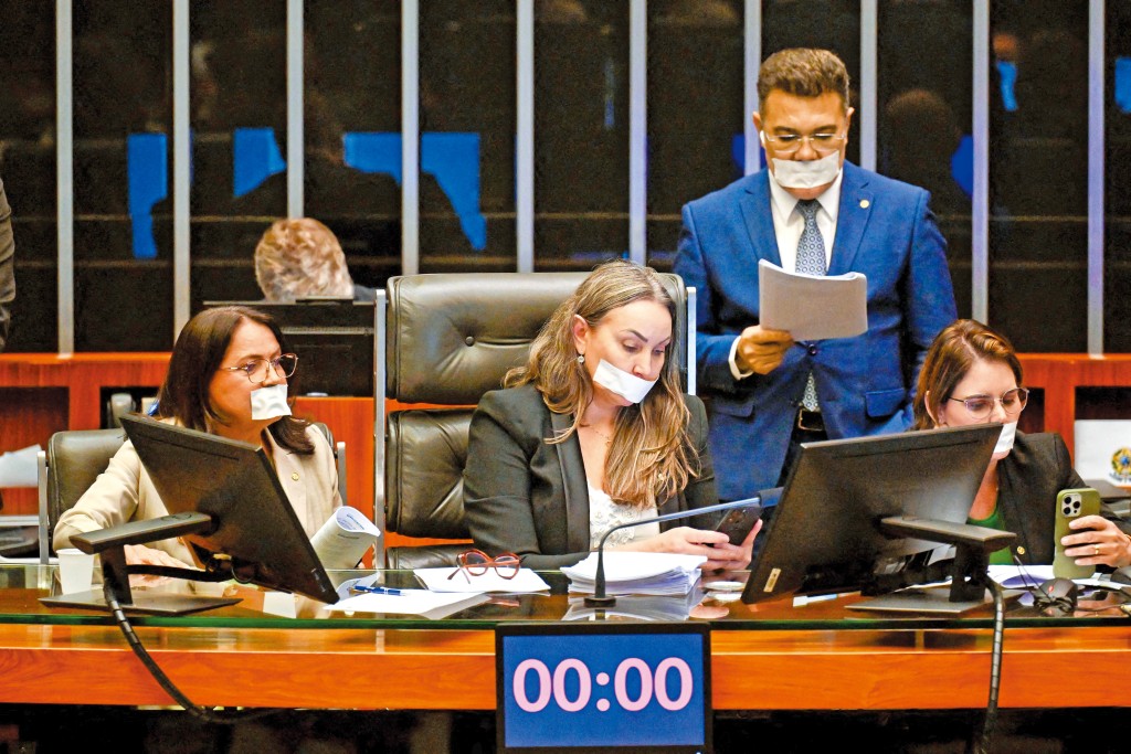 巴西眾議院內反對派議員以膠布封口,用沉默方式抗議博爾索納羅被軟禁。 巴西眾議院內反對派議員以膠布封口,用沉默方式抗議博爾索納羅被軟禁。