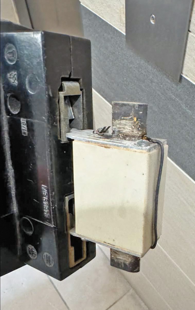近日發現有住宅單位電力總掣的保險絲被拆除後，因短路導致同層電力安全保護裝置跳掣。