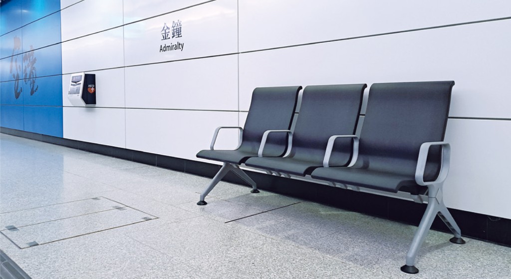 港鐵積極推動共融，「以客為本」提升車站設施，關顧及便利有不同需要的乘客，例如在車站增設座椅，方便有需要的長者休息。