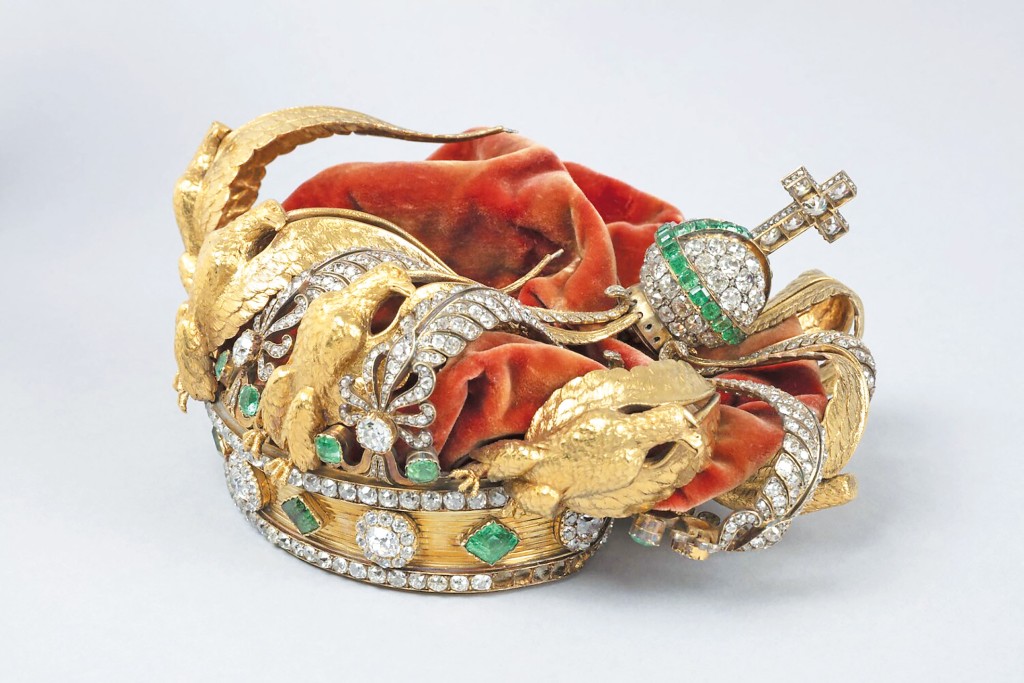 去年十月於開館時段，羅浮宮遭四名賊人利用簡單的升降設備破窗闖入館內展廳掠走八件法國皇冠珠寶。