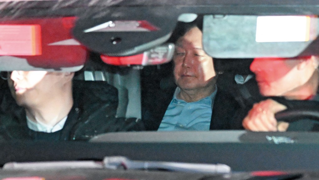 尹錫悅被捕後由公調處人員押送到辦公大樓進行偵訊。