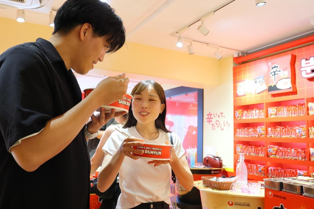 在韓國「吃拉麵」成為眾所周知的性暗示。 在韓國「吃拉麵」成為眾所周知的性暗示。