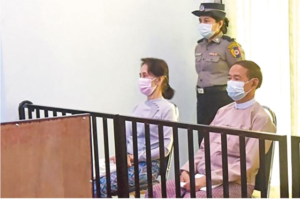 昂山素姬（左）最後一次公開露面是在二一年五月，國家電視台播出她在政變後出庭受審。