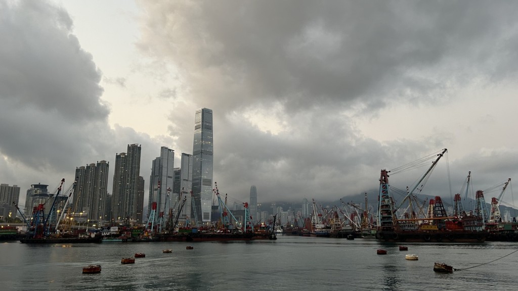 展望明日稍後天氣不穩定，隨後兩三日仍有幾陣驟雨，短暫時間有陽光。