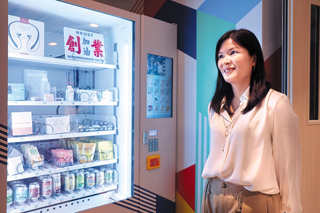 凌恒然展示這台自動售賣機，是科大學生團隊開發的產品，已成功投放市場。