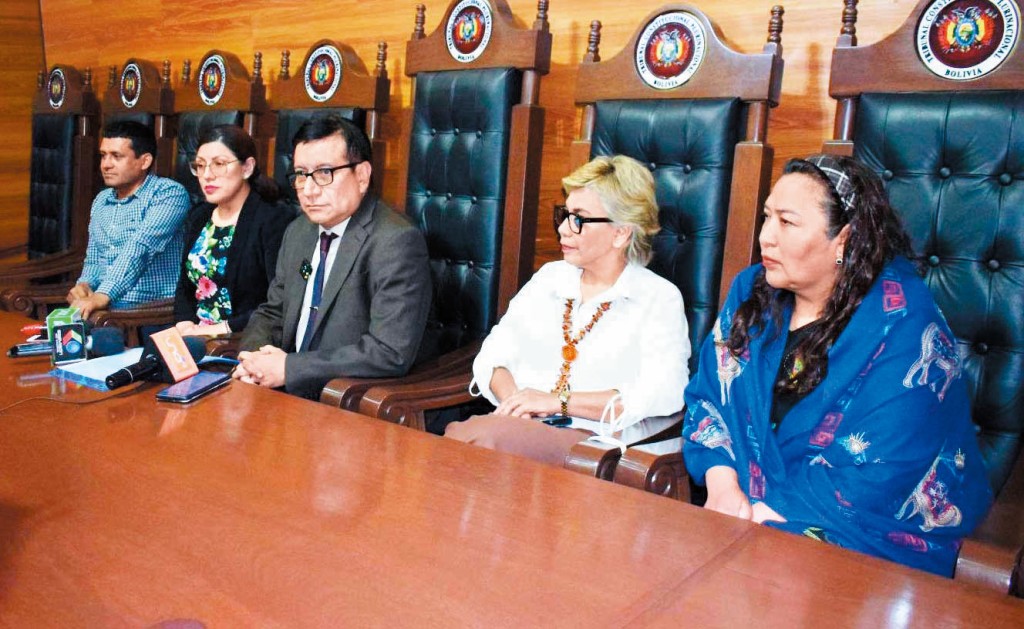 玻利維亞司法體系一團糟，憲法法院五名法官竟然自行裁定繼續留任。