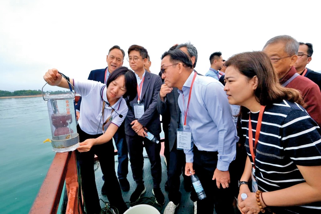 交流團在萬綠湖體驗東江水取水過程。 交流團在萬綠湖體驗東江水取水過程。