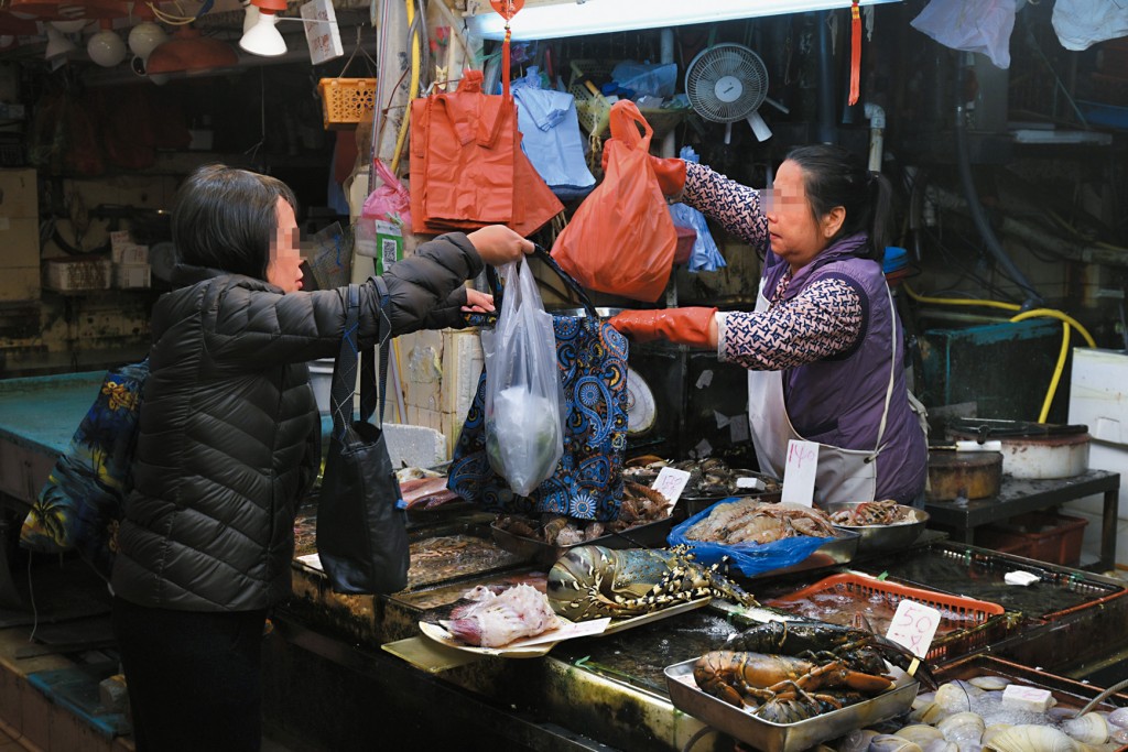 市民預防食肉菌感染,前往街市時避免皮膚及傷口接觸污水;處理生的海產時應有適當保護裝備。 市民預防食肉菌感染,前往街市時避免皮膚及傷口接觸污水;處理生的海產時應有適當保護裝備。