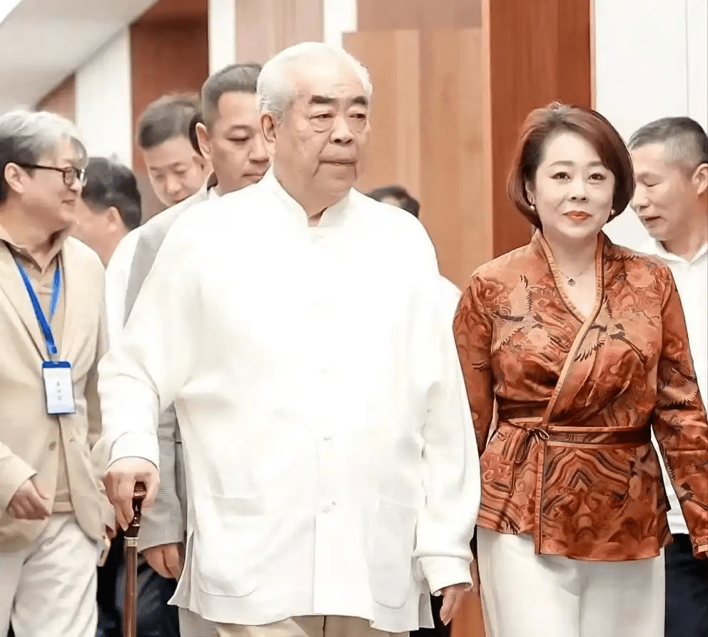 范曾公開與長女范曉蕙（右）及 繼子范仲達（上）割席。