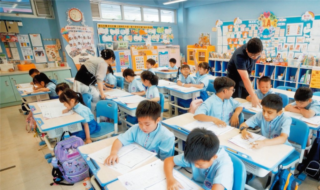 學生在校完成課業,減輕家長壓力。 學生在校完成課業,減輕家長壓力。