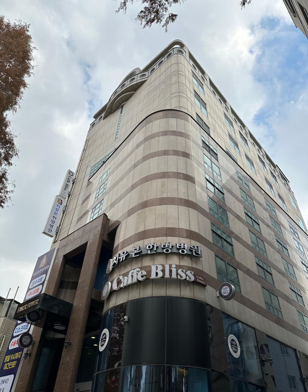 Faker性格孤僻、生活簡樸，卻坐擁過億身家，在首爾的一幢商業大廈更以Faker Tower命名。