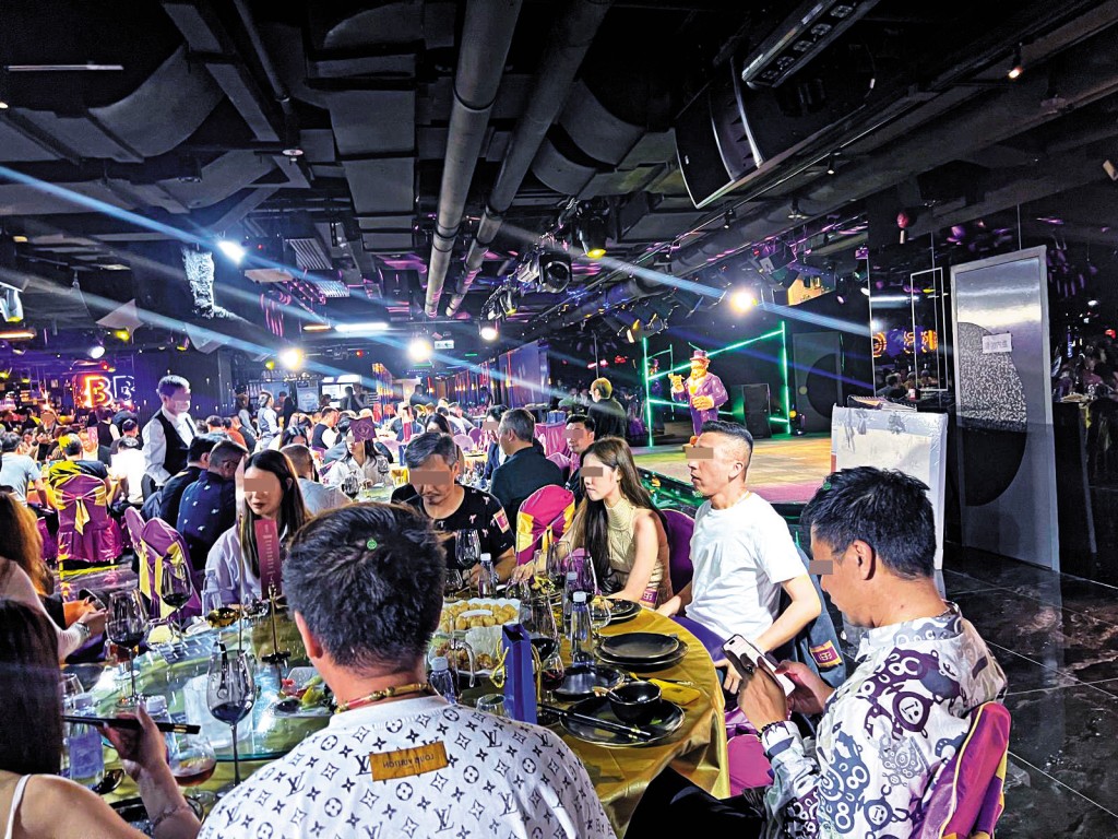 新大富豪在去年六月開幕當日,晚上大排筵席,場面熱鬧。 新大富豪在去年六月開幕當日,晚上大排筵席,場面熱鬧。