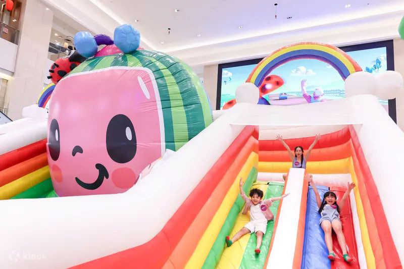 今個暑假，屯門市廣場有五千呎的吹氣遊樂園。