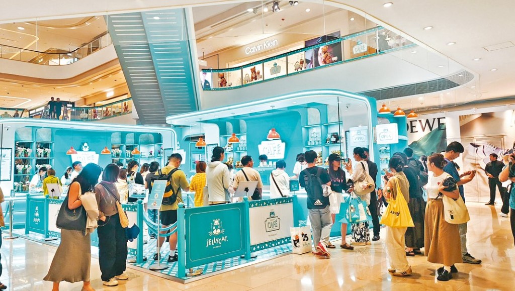 Jellycat的營銷策略之一是不定時搞Jellycat café體驗店,其中上海店逼滿粉絲。 Jellycat的營銷策略之一是不定時搞Jellycat café體驗店,其中上海店逼滿粉絲。