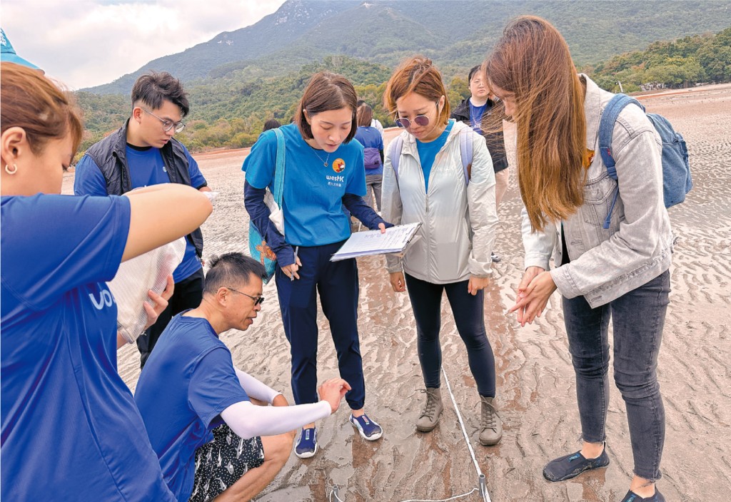 海洋公園義工隊的活動，能讓參加者更了解環保的重要性，並將所學帶回家中，讓環保意識扎根家庭日常。