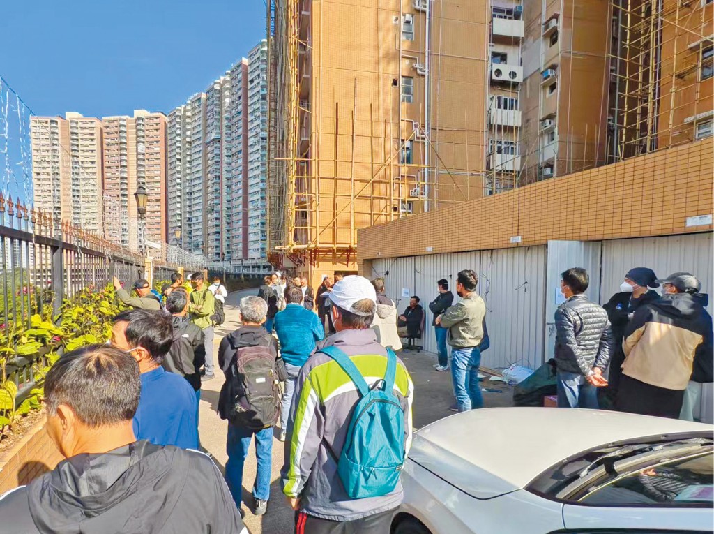 一批工人早前在碧瑤灣追討欠薪，工會即時介入支援，並協助工人向勞工處登記。