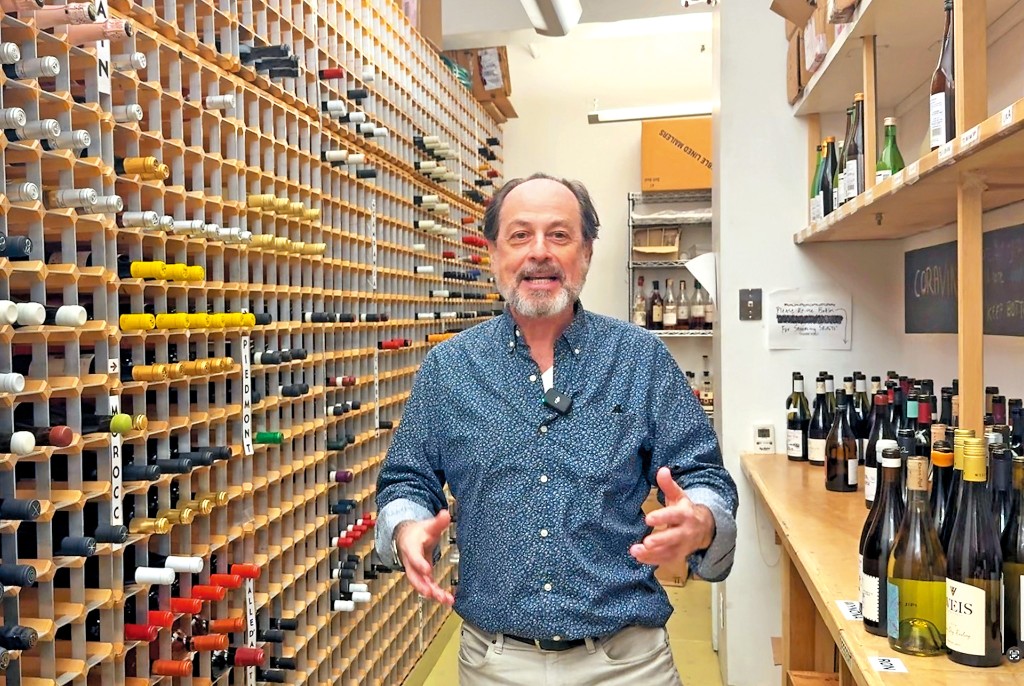 特朗普的對等關稅被裁定違法後，發起今次訴訟的主要原告之一、紐約小酒商老闆域陀施瓦茨立即開酒慶功。