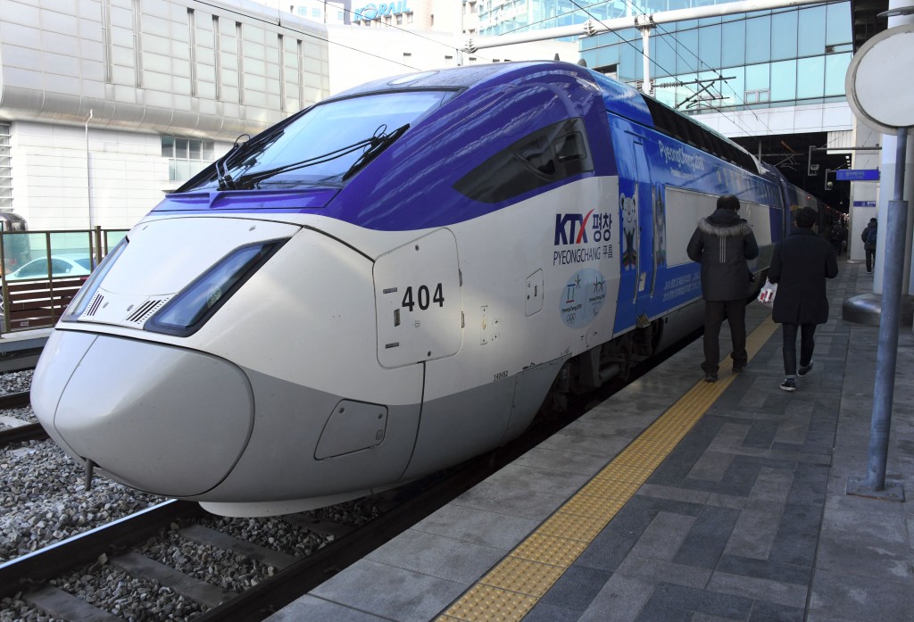 李基日十年間乘搭KTX往返首爾與世宗市達三千多次。KTX列車車廂成為官員辦公室。 李基日十年間乘搭KTX往返首爾與世宗市達三千多次。KTX列車車廂成為官員辦公室。