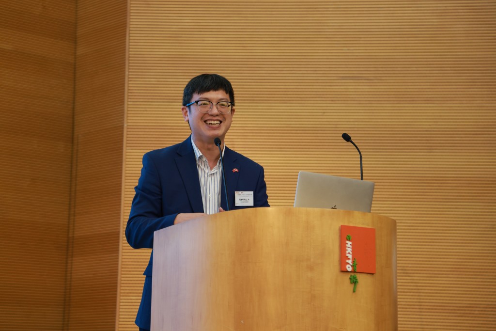 勞工及福利局副局長何啟明表示，政府一直致力透過多元政策鼓勵僱主聘用殘疾人士。
