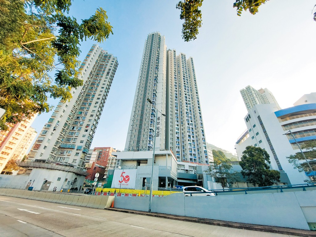 柴灣蝶翠苑連賣四次,房委會才能「甩手」。 柴灣蝶翠苑連賣四次,房委會才能「甩手」。