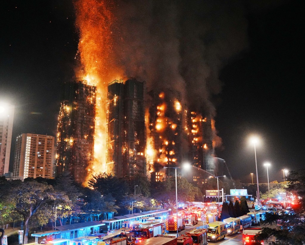 市場質疑有人趁災難低價「撈底」,待日後政府或市建局主導重建後高價沽出圖利。 市場質疑有人趁災難低價「撈底」,待日後政府或市建局主導重建後高價沽出圖利。