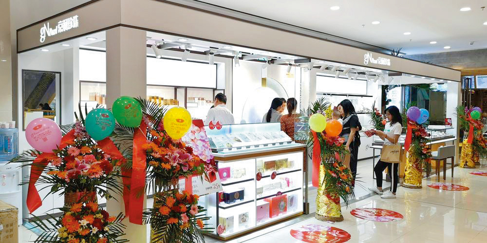 很多人趁珍珠狂熱回山下湖鎮從事珍珠買賣,珍珠舖成行成市。 很多人趁珍珠狂熱回山下湖鎮從事珍珠買賣,珍珠舖成行成市。