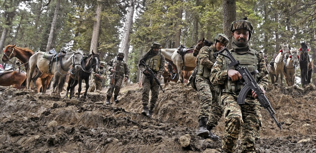 印度派出大批士兵在恐襲發生的山區搜捕武裝分子。 印度派出大批士兵在恐襲發生的山區搜捕武裝分子。