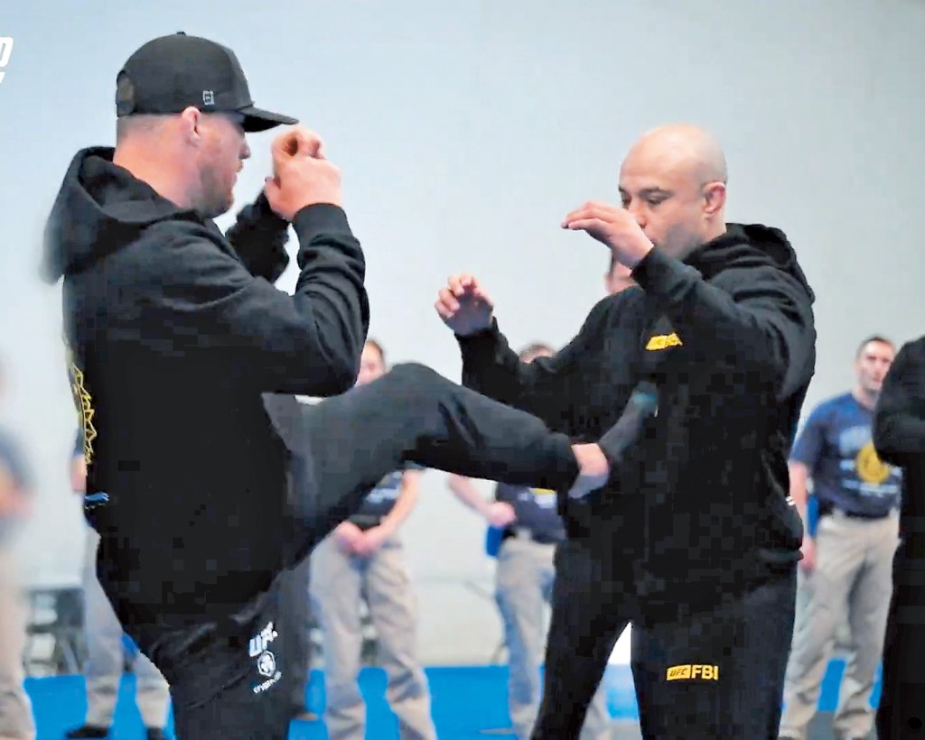 UFC格鬥選手月前為維珍尼亞州FBI學院的學員進行培訓試驗。 UFC格鬥選手月前為維珍尼亞州FBI學院的學員進行培訓試驗。