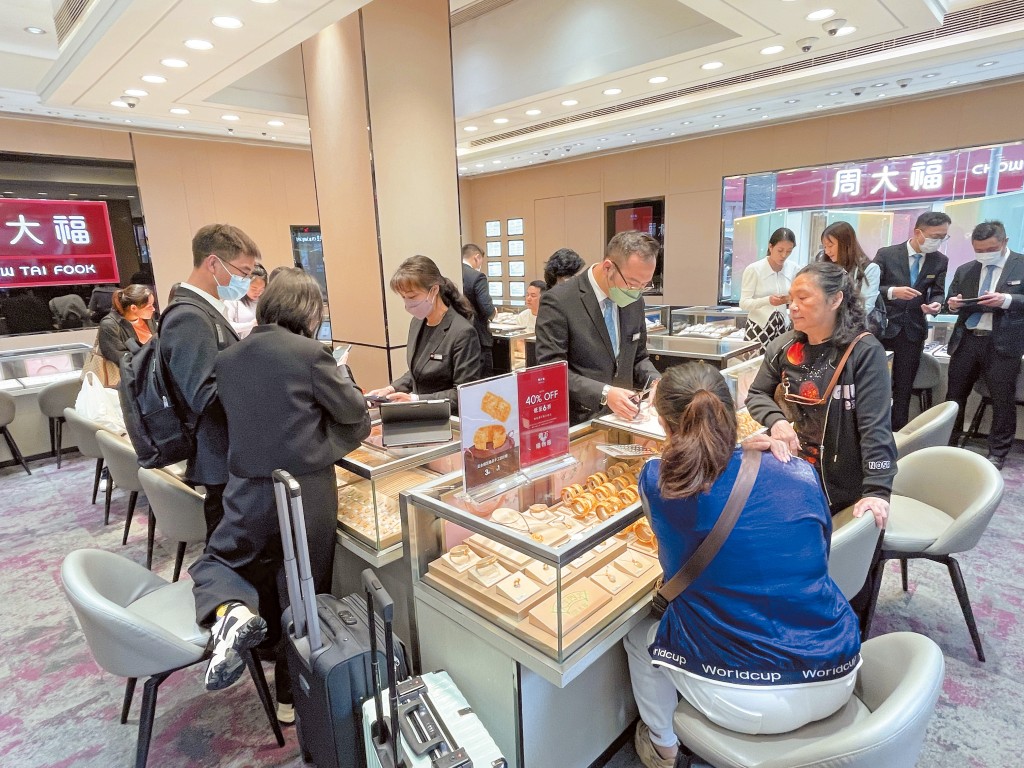 受惠於訪港旅客反彈,加上股市和樓市有起色,本港零售相關股份最近亦開始由谷底反彈,其中周大福(1929)今年已累升超過一倍。 受惠於訪港旅客反彈,加上股市和樓市有起色,本港零售相關股份最近亦開始由谷底反彈,其中周大福(1929)今年已累升超過一倍。