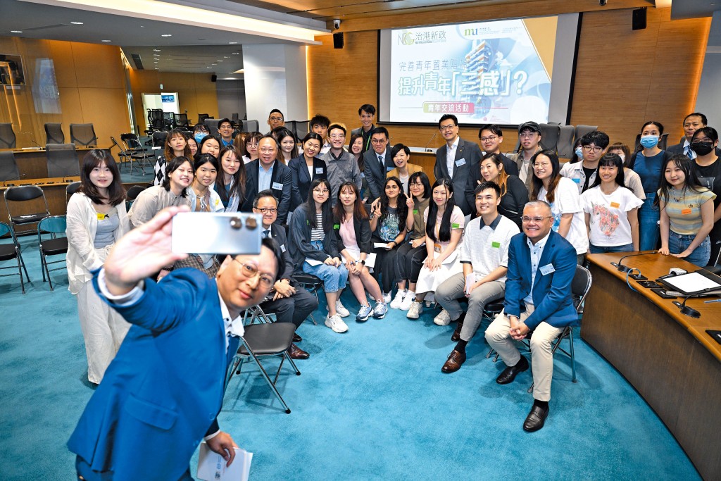青年交流研討會圓滿結束，鄧家彪與一眾出席嘉賓及同學自拍合照。
