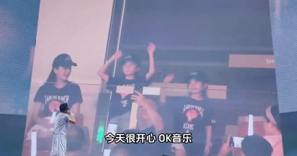 早前在演唱會上,郭富城的兩位千金Chantelle與Charlotte穿上爸爸演唱會的周邊T恤,僅戴鴨舌帽。 早前在演唱會上,郭富城的兩位千金Chantelle與Charlotte穿上爸爸演唱會的周邊T恤,僅戴鴨舌帽。