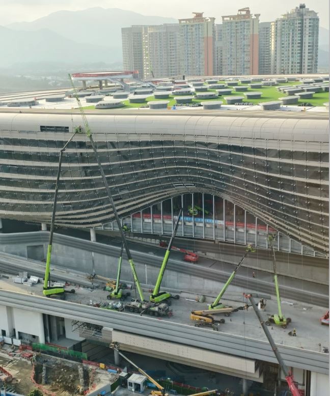 李家超強調港深兩地政府現時全速推進口岸的裝置、設施、測試以及做大量演練。  