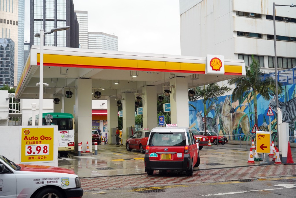 目前本港商用車主要以石油氣、汽油和柴油為燃料，電動車仍未普及，若油站進一步轉型，勢令司機入油難。