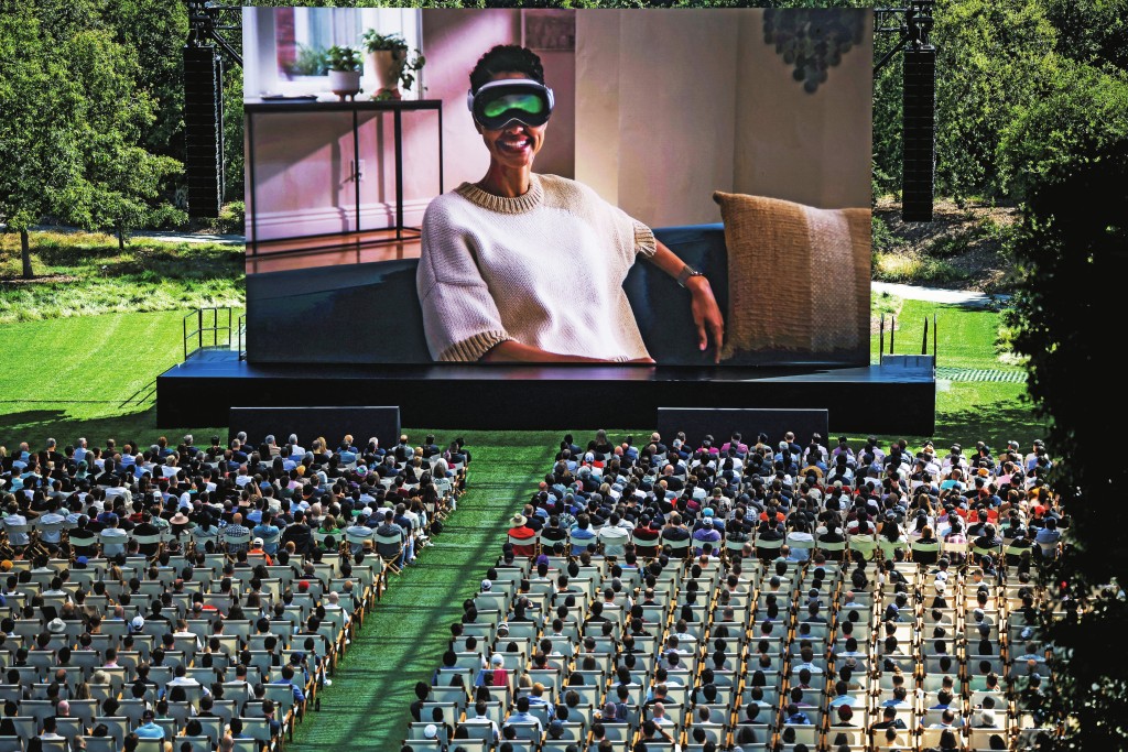 Apple日前宣布頭戴式裝置Vision Pro首度在其他地區發售,內地和香港在上周五起接受預訂。 Apple日前宣布頭戴式裝置Vision Pro首度在其他地區發售,內地和香港在上周五起接受預訂。