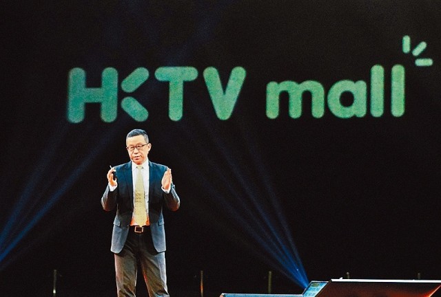 香港科技探索公開承認已進行38次動物實驗，將動物的肢體或頭部與身體分離做實驗。圖為王維基。