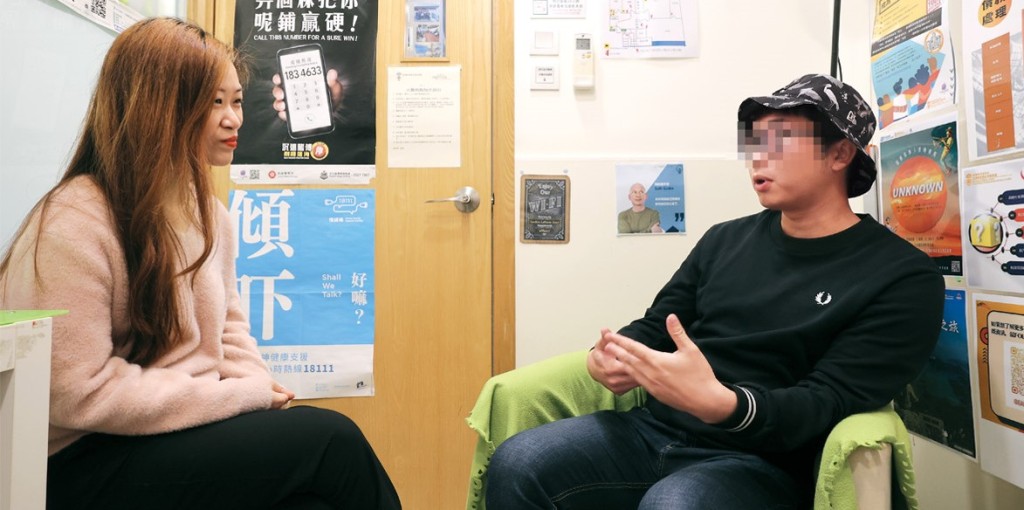 二十九歲的阿淇(右)早年因沉迷賭外圍籃球,幾年間欠債三百萬元。採訪當日他向「路德會青亮中心」主任梁翠儀(左)分享血淚史。 二十九歲的阿淇(右)早年因沉迷賭外圍籃球,幾年間欠債三百萬元。採訪當日他向「路德會青亮中心」主任梁翠儀(左)分享血淚史。
