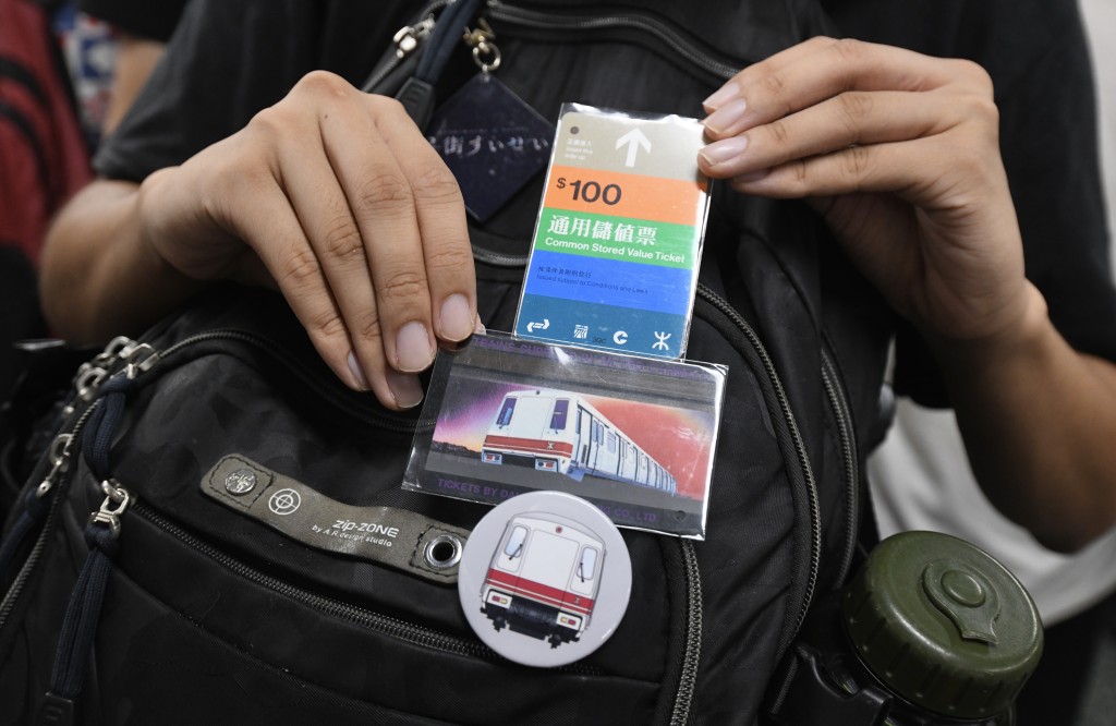 鐵路迷展示舊通用儲值票等珍藏 鐵路迷展示舊通用儲值票等珍藏