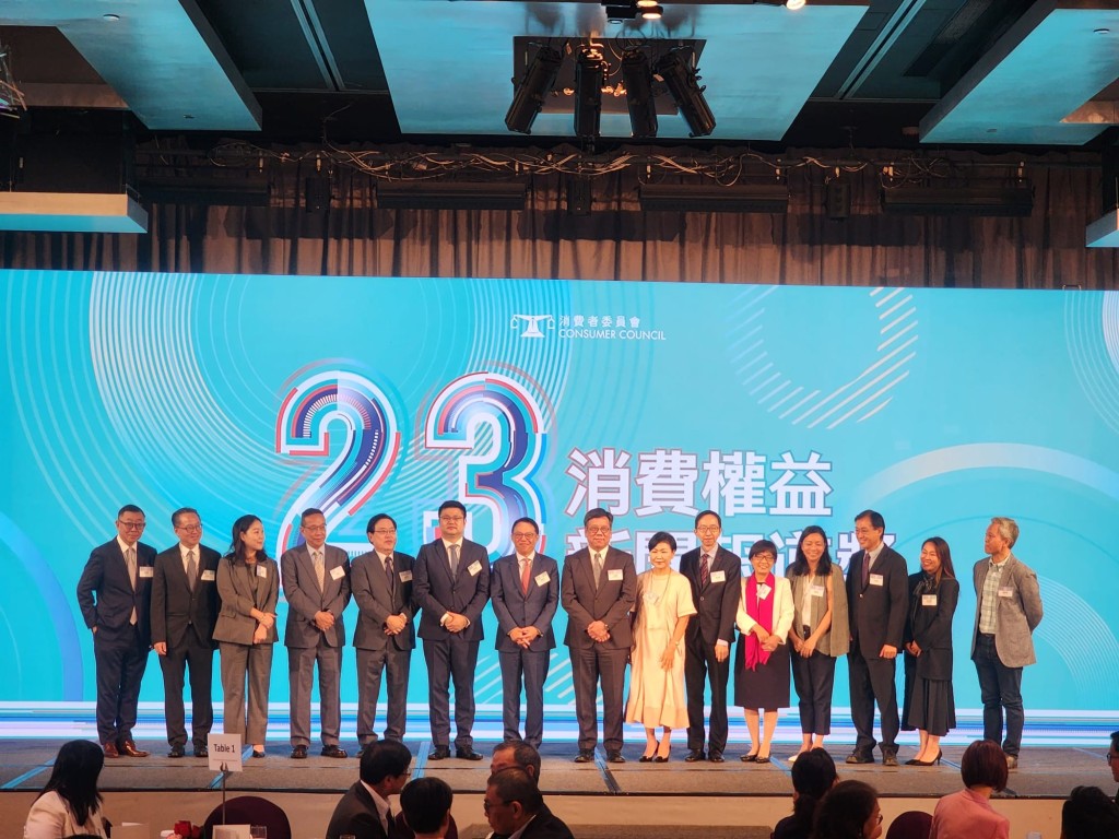 「第二十三屆消費權益新聞報道獎」由消費者委員會主辦，今日舉行頒獎禮，並由商務及經濟發展局局長丘應樺（右八）擔任主禮嘉賓。