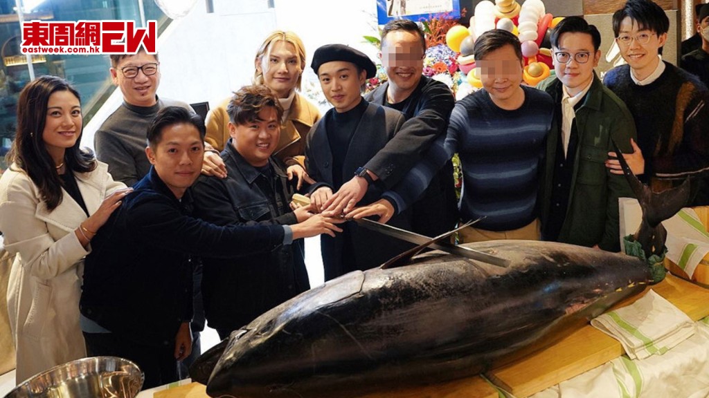 ERROR「肥仔」（左四）聯同MIRROR成員Jeremy（左五）及Jer（左六），去年底開設日式鐵板燒餐廳「幻」時，與葉姓（右四）及黃姓（右三）兩名餐廳高層一起主持開張儀式。