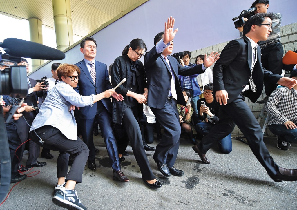 大韓航空母公司韓進集團千金趙顯娥,曾因不滿機艙服務員,命令機長折返登機口將空中服務員趕落機,結果違反航空法被判處一年監禁。 大韓航空母公司韓進集團千金趙顯娥,曾因不滿機艙服務員,命令機長折返登機口將空中服務員趕落機,結果違反航空法被判處一年監禁。