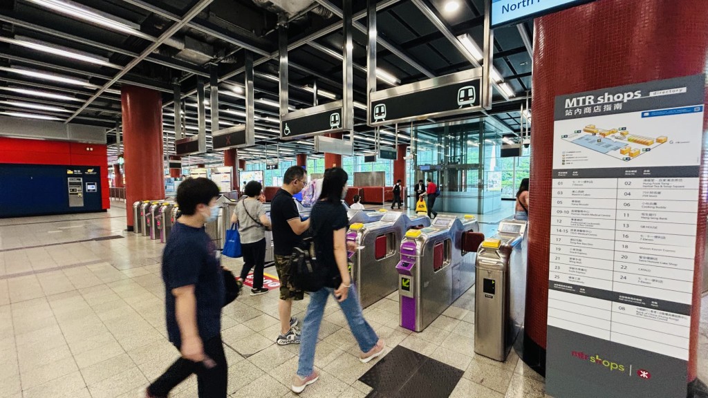 受訪市民都稱今早如常出門,並不太擔心列車再出事 受訪市民都稱今早如常出門,並不太擔心列車再出事