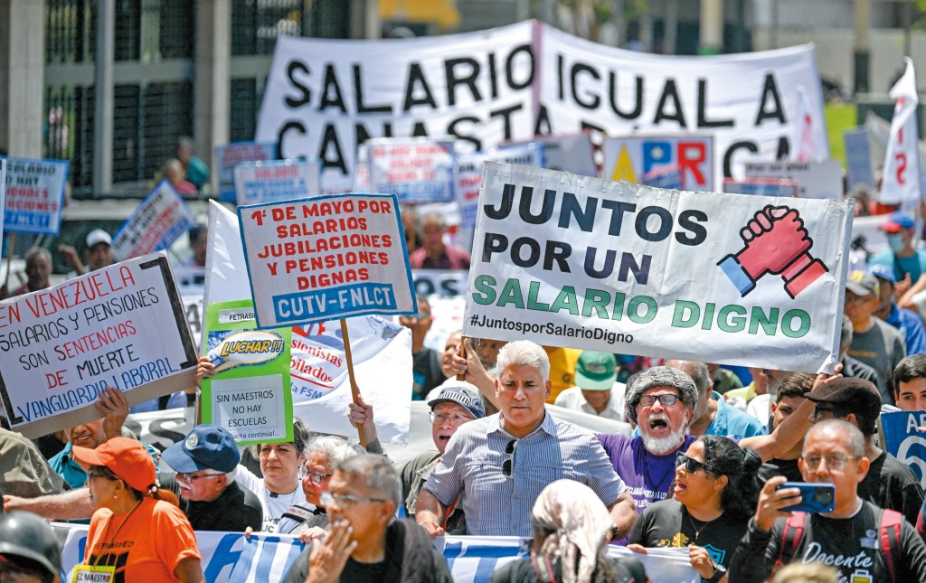 內瑞拉在過去十年爆發多輪大規模示威，要求政府改革或下台，而馬杜羅選擇以強硬手碗回應。